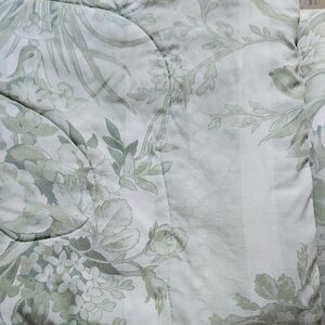 Reversable Full Size Comforter  and Shams